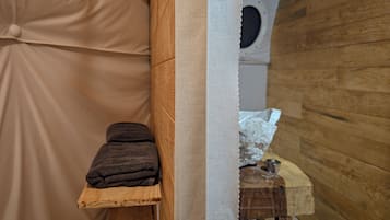 Pyyhkeet, saippua, sampoo, vessapaperi