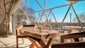 Neljän hengen deluxe-huone, patio, näköala puutarhaan | Oleskelualue