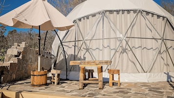 Neljän hengen deluxe-huone, patio, näköala puutarhaan | Ilmainen Wi-Fi, vuodevaatteet