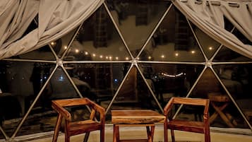 Habitación cuádruple Deluxe, patio, vistas al jardín | Zona de estar