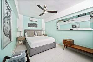 6 bedrooms, desk, iron/ironing board, free WiFi - Saldana Townhouse Rooftop (San Juan)