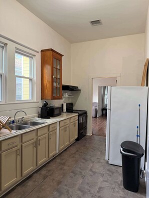 Kjøleskap, mikrobølgeovn, ovn og kokeplater