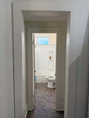 Douche, sèche-cheveux, serviettes fournies, shampoing