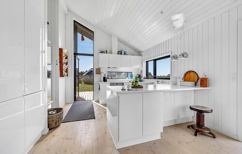 Awesome home in Føllenslev with WiFi