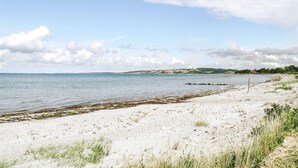 A beach with a sandy shore and calm water. - Awesome home in Føllenslev with WiFi (Føllenslev)