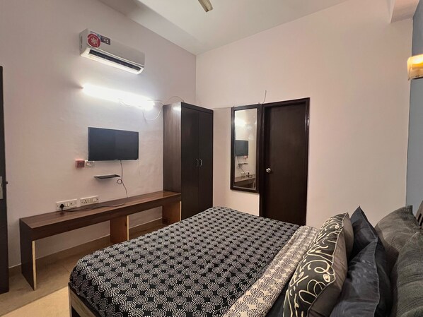 Habitación triple clásica, balcón, vista a la ciudad | Wifi gratis