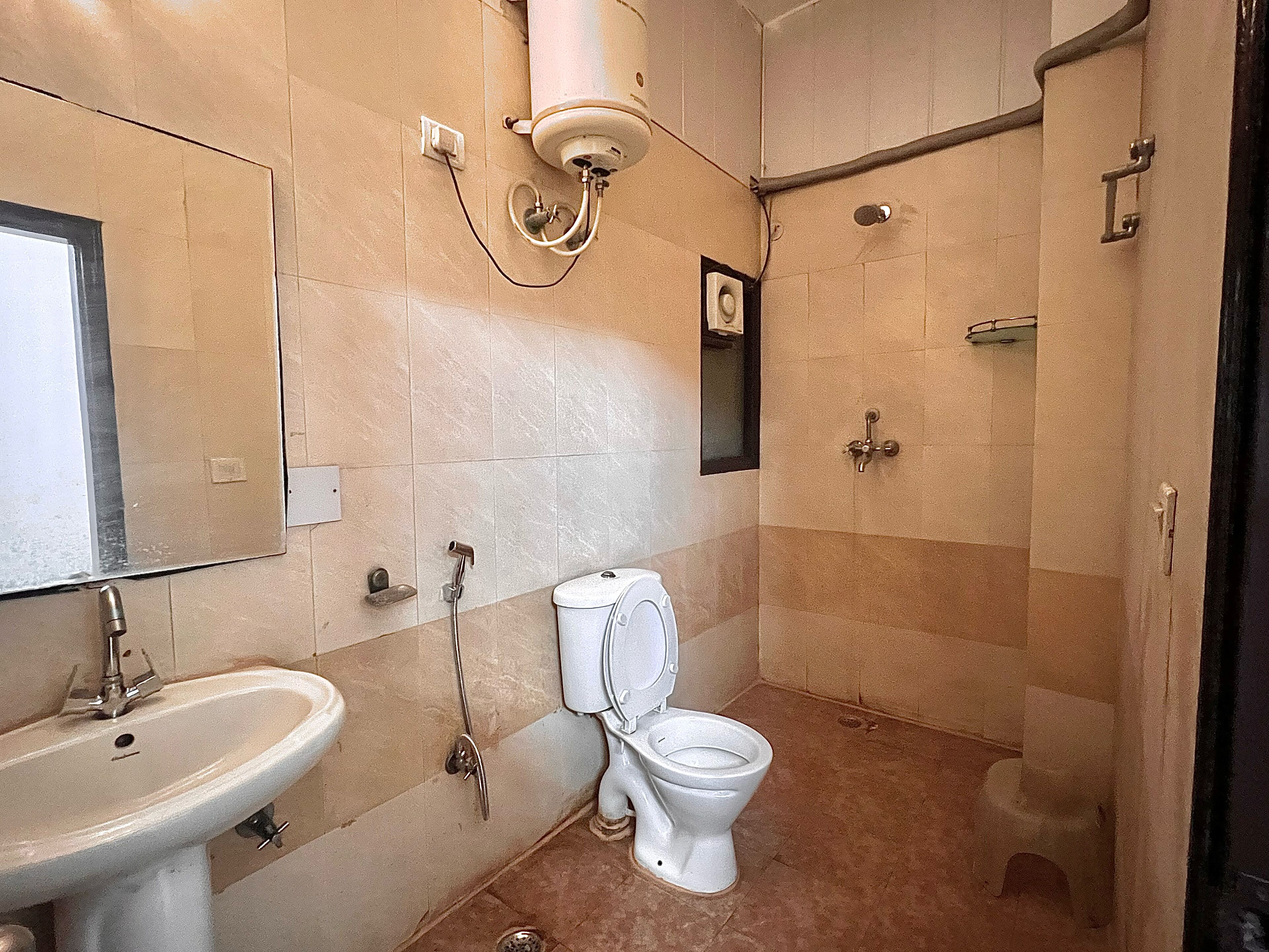 Classic Triple Room, Balcony, City View | Bathroom