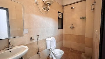 Classic Triple Room, Balcony, City View | Bathroom