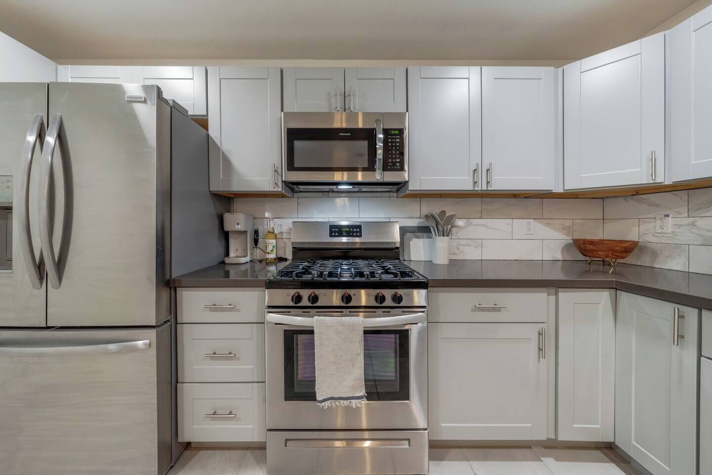 Een koelkast, een microgolfoven, een oven, een kookplaat