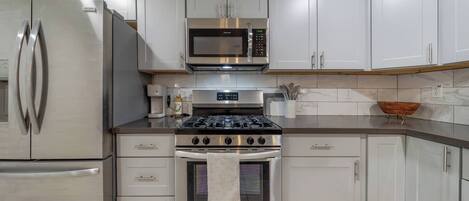 Een koelkast, een microgolfoven, een oven, een kookplaat