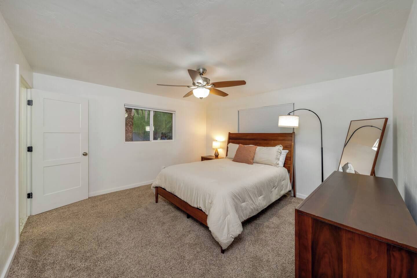 Tabla de planchar con plancha, cuna de viaje, wifi y ropa de cama 