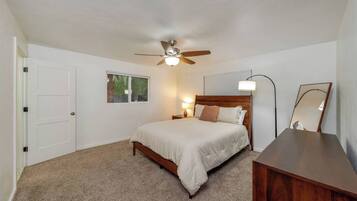 Tabla de planchar con plancha, cuna de viaje, wifi y ropa de cama