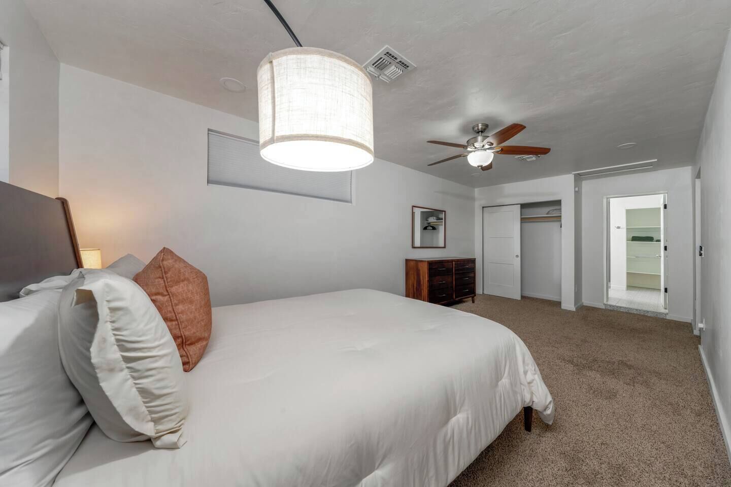 Tabla de planchar con plancha, cuna de viaje, wifi y ropa de cama 