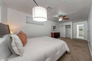 Tabla de planchar con plancha, cuna de viaje, wifi y ropa de cama 