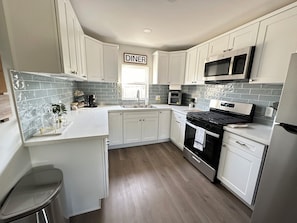 Private kitchen - Lovely 3-bedroom townhome in vibrant Los Angeles Near Crypto (Los Angeles)