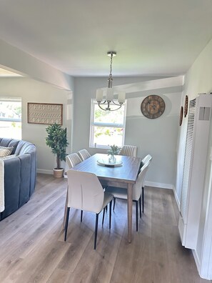 Dining - Lovely 3-bedroom townhome in vibrant Los Angeles Near Crypto (Los Angeles)