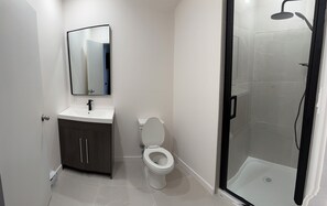 Dusj, hårføner, håndklær og såpe