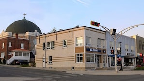 Ein Gebäude mit Kuppel, Straßenecke und Ampel.