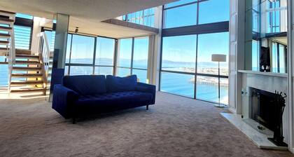 Ocean front, sleeps 4. Walk to Redondo Pier, Whole Foods, restaurants.