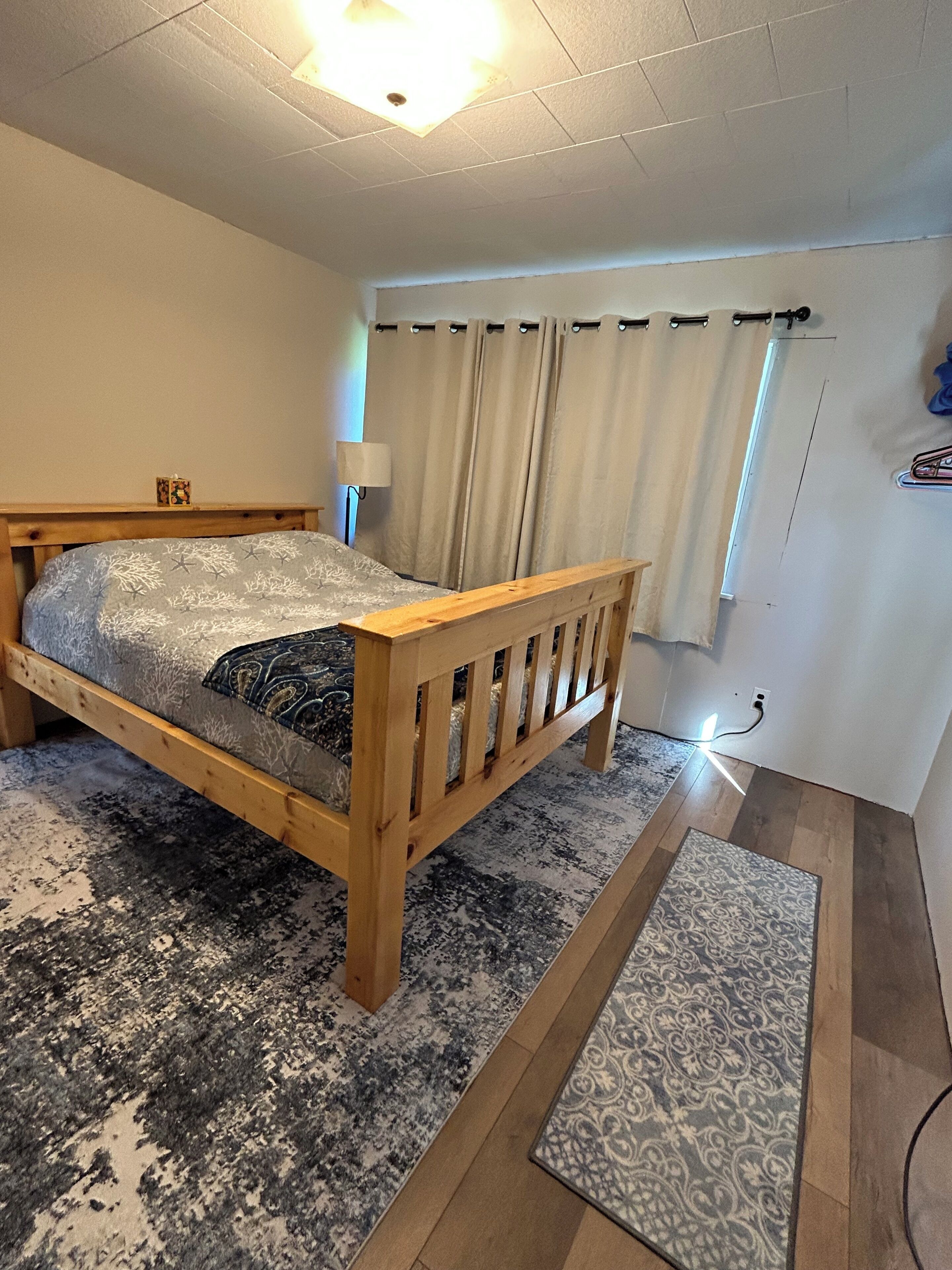 Tabla de planchar con plancha, wifi, ropa de cama