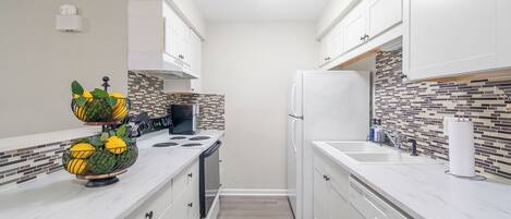 Microonde, forno, piano cottura, lavastoviglie