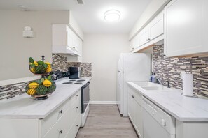 Microwave, oven, stovetop, dishwasher - Ballantyne Retreat – Updated 2BR/2BA Near Shops & Medical (Charlotte)
