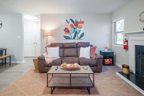 TV, fireplace - Ballantyne Retreat – Updated 2BR/2BA Near Shops & Medical (Charlotte)