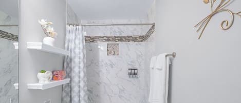 Secador de cabelo, toalhas de banho, sabonete, papel higiênico