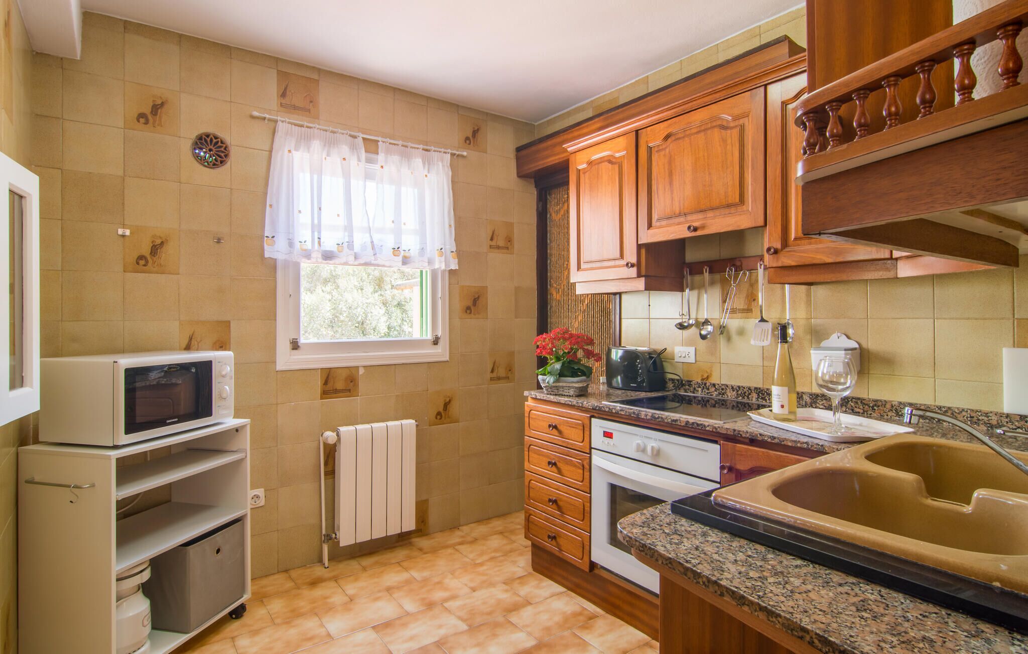 Kühlschrank, Herdplatte, Wasserkocher mit Kaffee-/Teezubehör