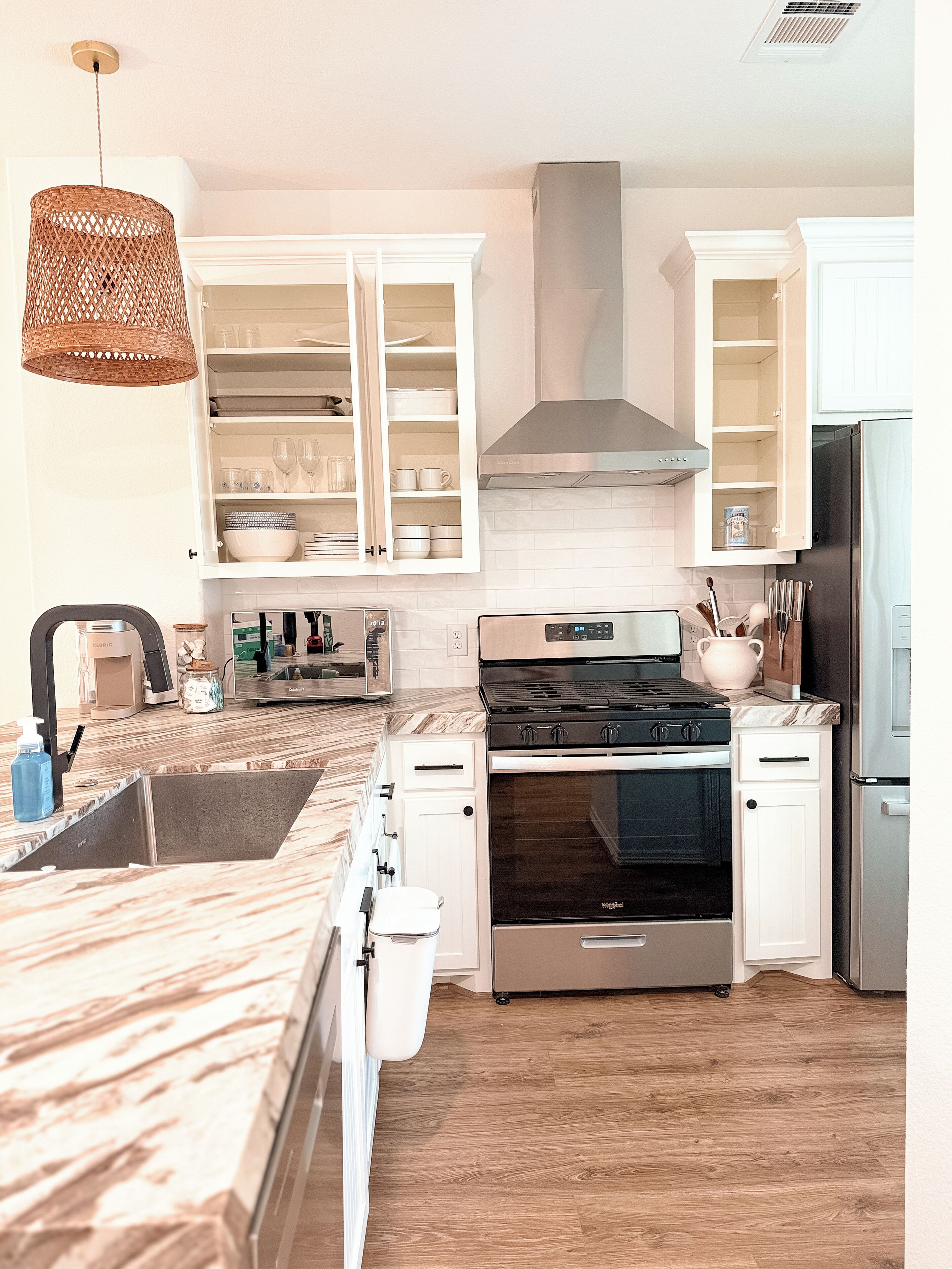 Mikrobølgeovn, ovn, kokeplater og oppvaskmaskin