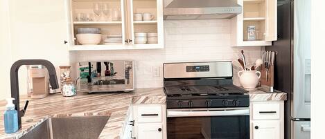 Mikrobølgeovn, ovn, kokeplater og oppvaskmaskin