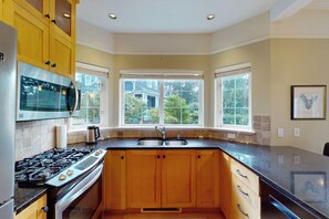 Fridge, microwave, oven, stovetop - Sea Green Cottage (Victoria)