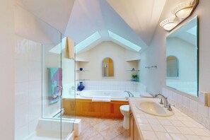 Shower, hair dryer, towels, toilet paper - Sea Green Cottage (Victoria)