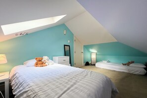 Desk, iron/ironing board, free WiFi, bed sheets - Sea Green Cottage (Victoria)
