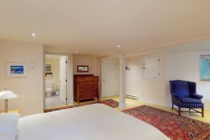 Desk, iron/ironing board, free WiFi, bed sheets - Sea Green Cottage (Victoria)