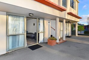 المنش أة من الخارج