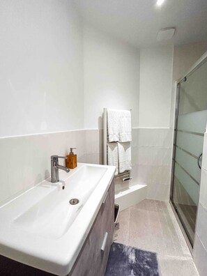 Dusche, Haartrockner, Handtücher, Seife