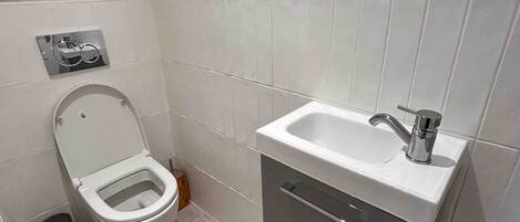 Dusj, hårføner, håndklær og såpe