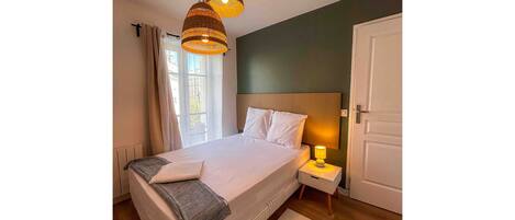 2 soverom, strykejern/-brett, internettilgang og sengetøy