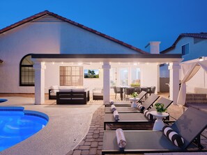 Outdoor dining - *NEW Furniture$100k+Upgrades*EV Charger*HtdPool+Spa! 3.9 ml to Envita/9ml toMayo (Scottsdale)