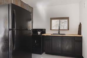 Fridge, oven, stovetop, coffee/tea maker