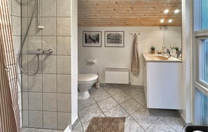 Shower - 3 bedroom nice home in Nordborg (Nordborg)