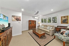 Living area - The Highland Suite - Central Maroochydore Apartment (Sunshine Coast)