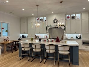 Dining - SPACIOUS 4-bdrm sleeps 10+,heated porch & tv’s, pool,hot tub,play room (Oxford)
