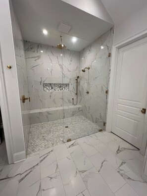 Shower, jetted bath, bidet, towels - SPACIOUS 4-bdrm sleeps 10+,heated porch & tv’s, pool,hot tub,play room (Oxford)