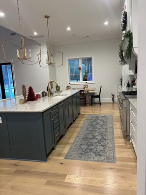 Private kitchen - SPACIOUS 4-bdrm sleeps 10+,heated porch & tv’s, pool,hot tub,play room (Oxford)