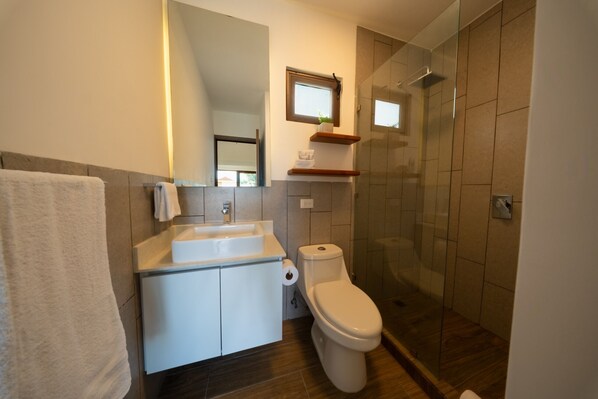 Hair dryer, towels, soap, shampoo - Exclusive villa with 2 bedrooms and shared pool (Monterrico)