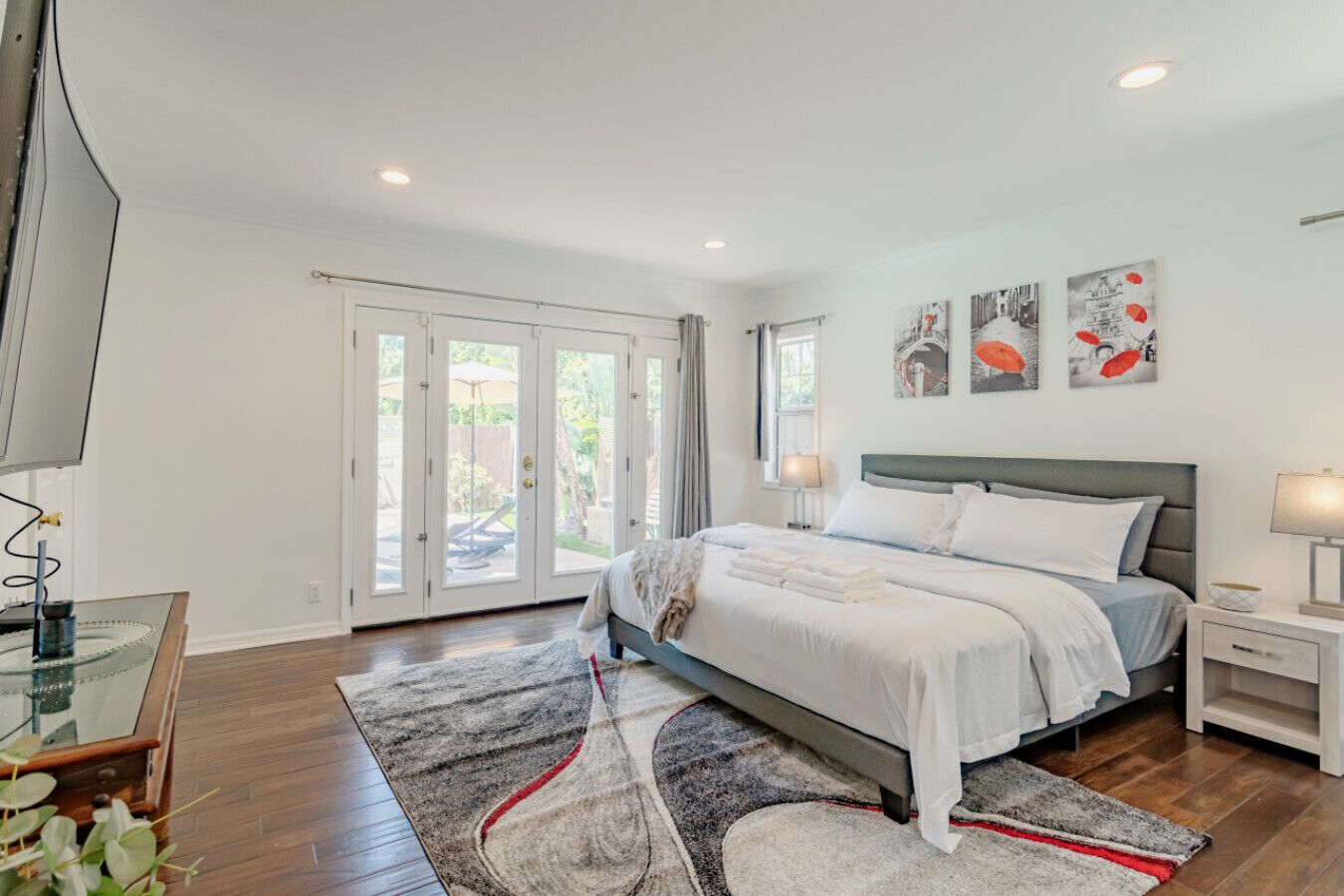 5 bedrooms, desk, iron/ironing board, travel crib