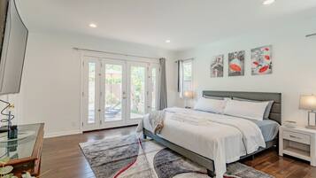 5 bedrooms, desk, iron/ironing board, travel crib