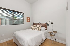 2 bedrooms, iron/ironing board, WiFi, bed sheets - Modern 2-bedroom apartment in Talmadge, San Diego (San Diego)